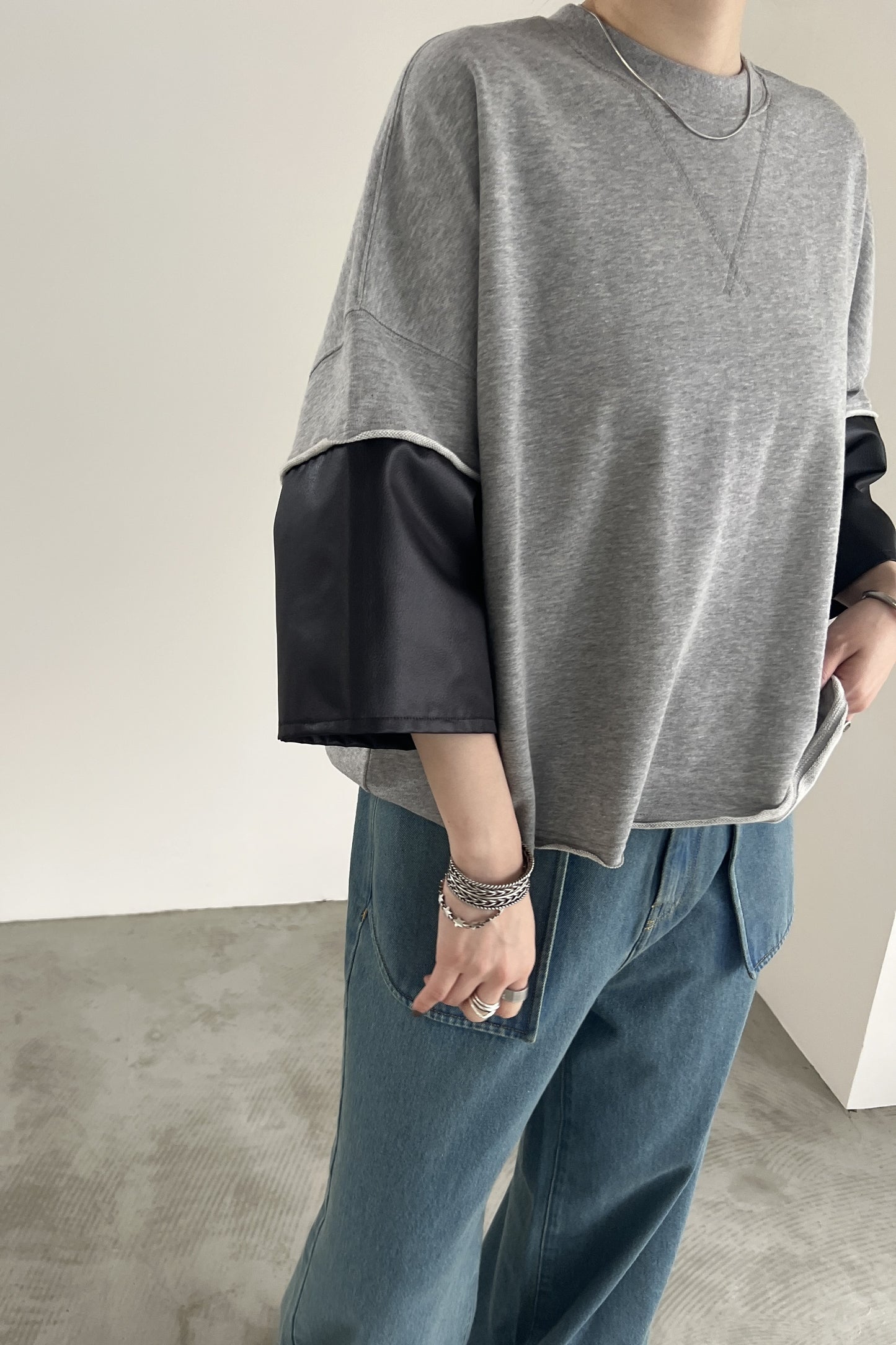 レザースリーブスウェットTシャツ F3250