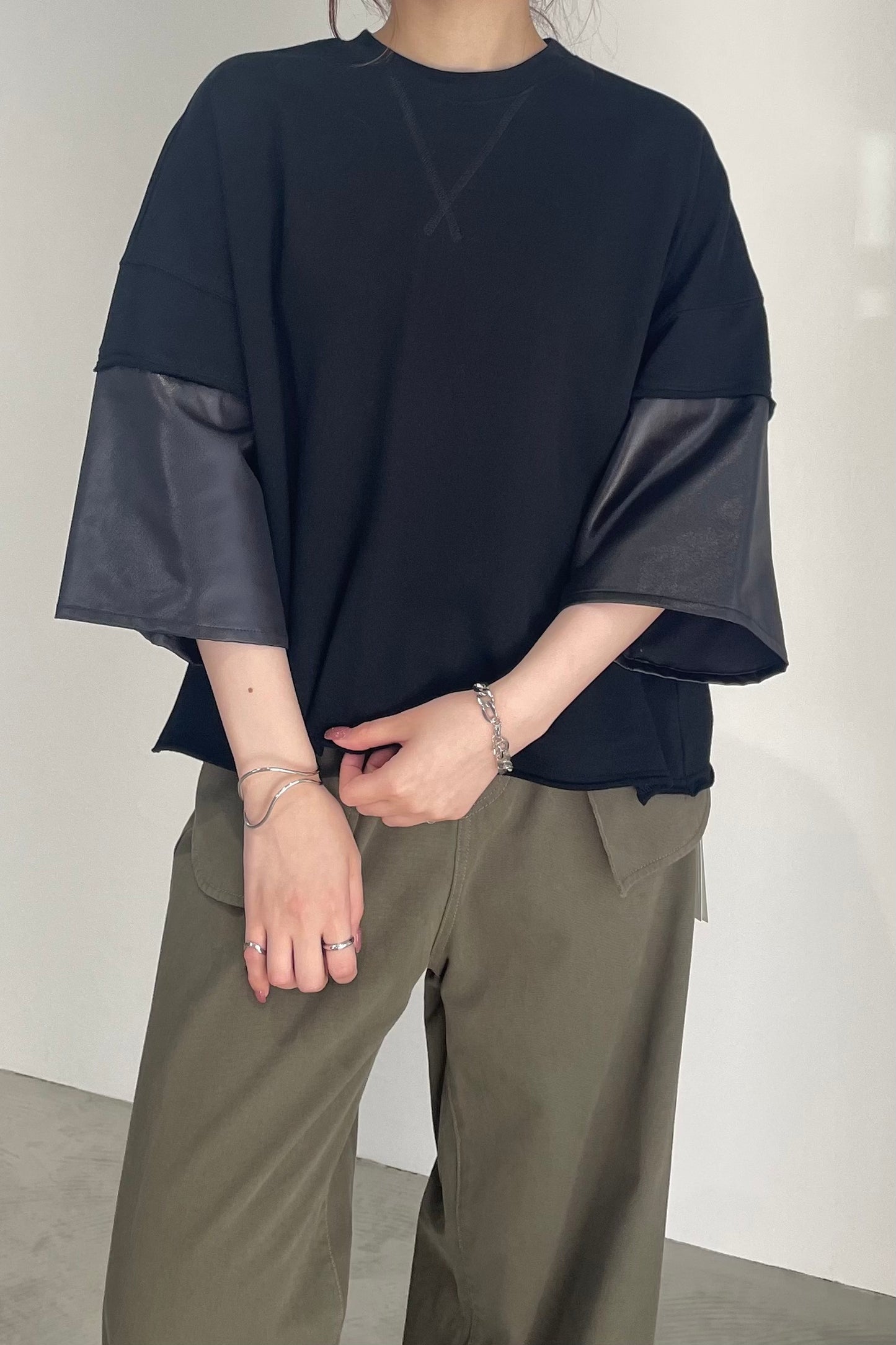 レザースリーブスウェットTシャツ F3250