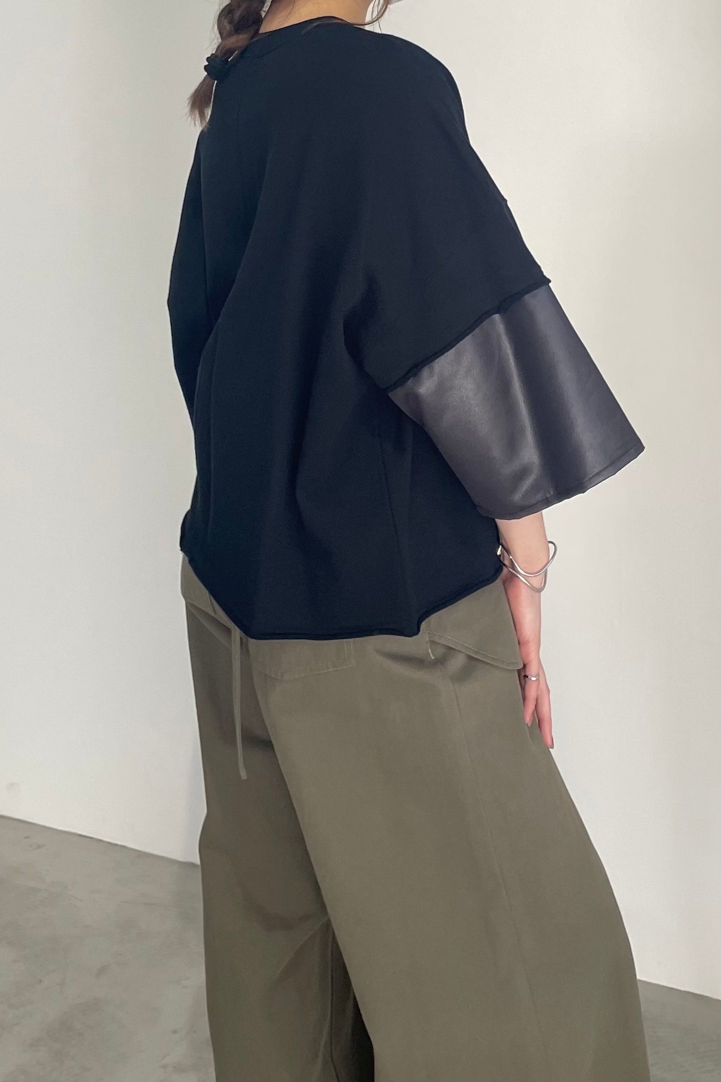レザースリーブスウェットTシャツ F3250