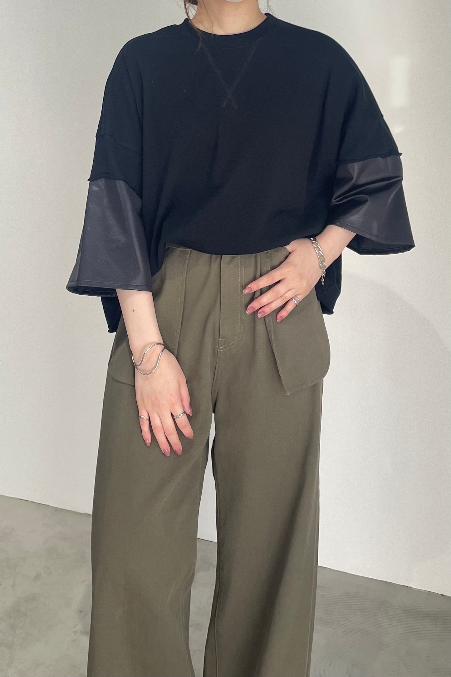 レザースリーブスウェットTシャツ F3250