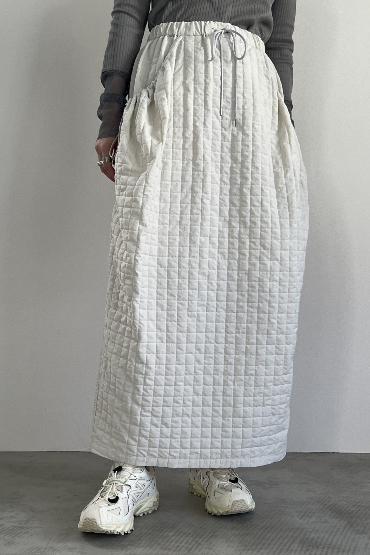 エンボスナイロンコクーンスカート　F2129