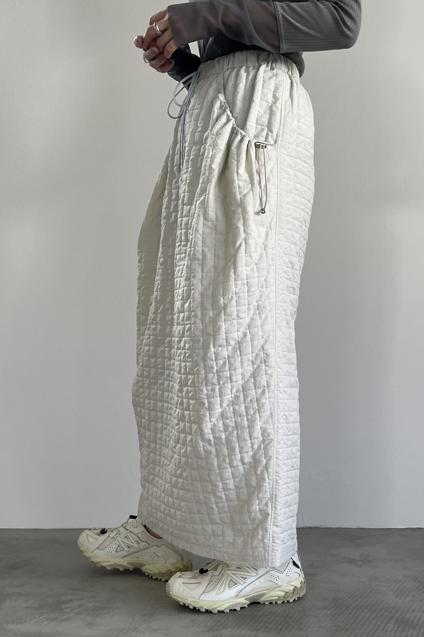 エンボスナイロンコクーンスカート　F2129