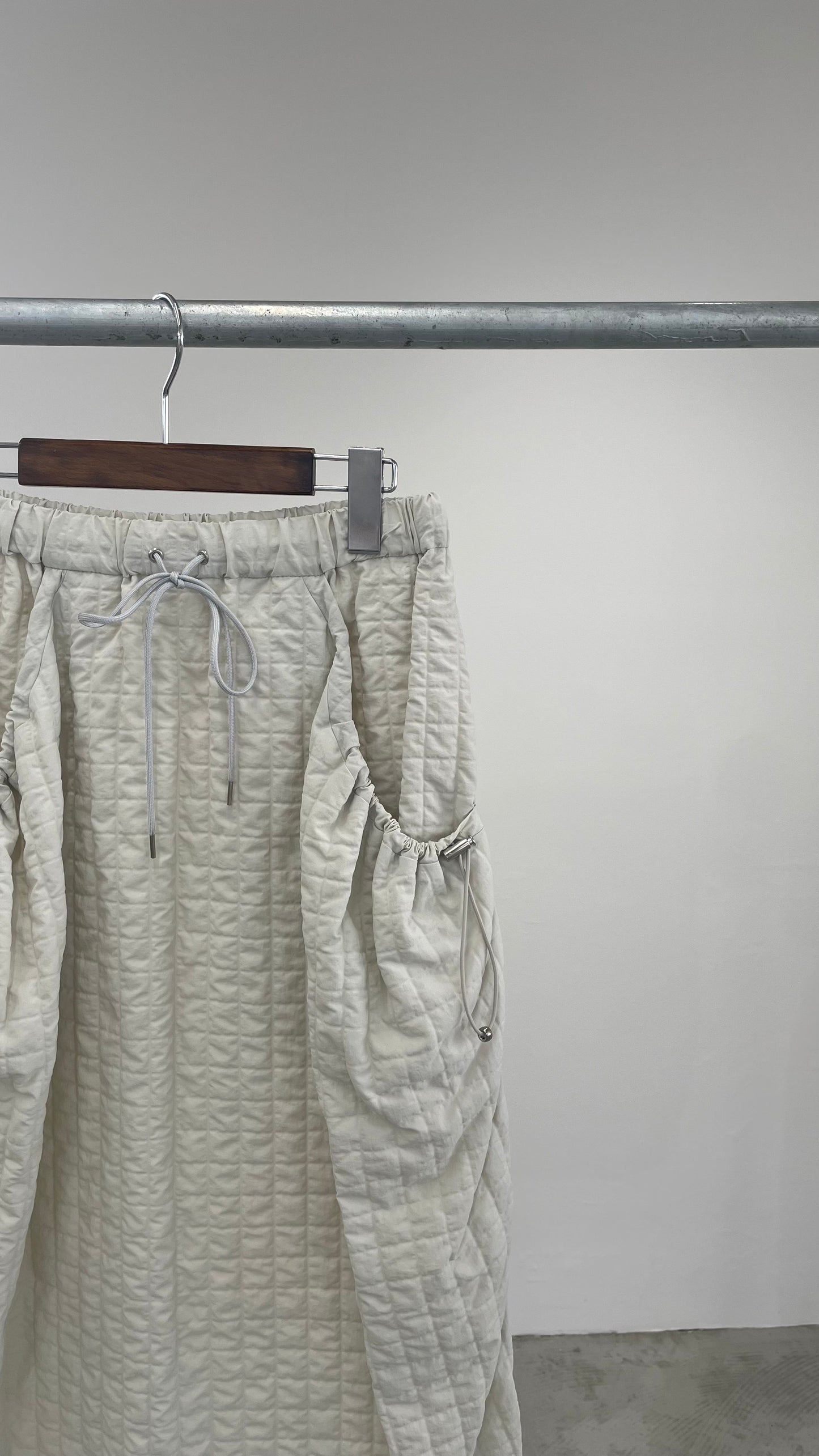 エンボスナイロンコクーンスカート　F2129