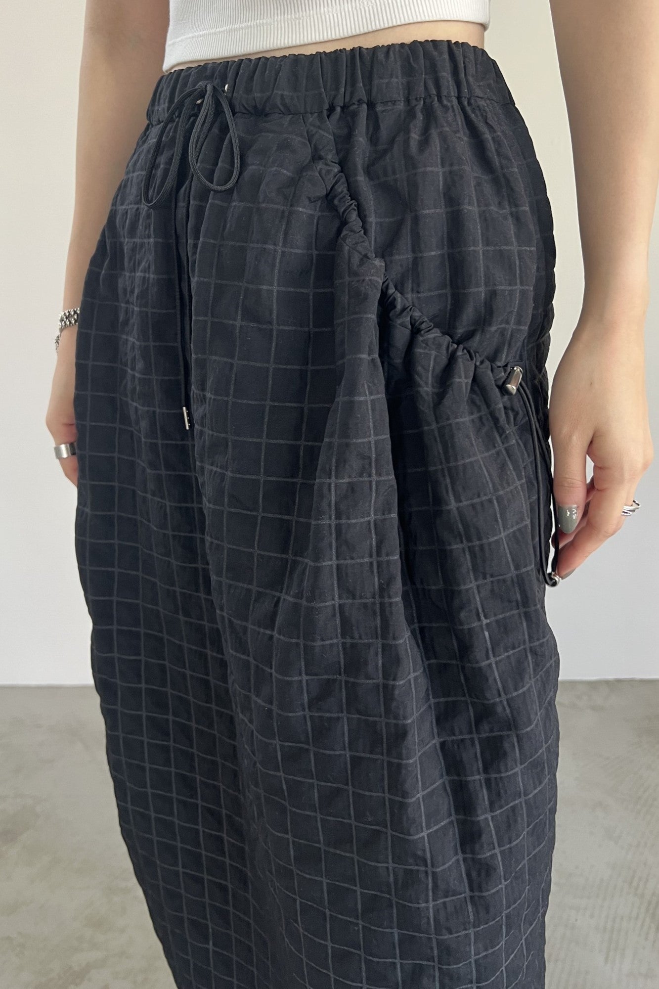 エンボスナイロンコクーンスカート　F2129