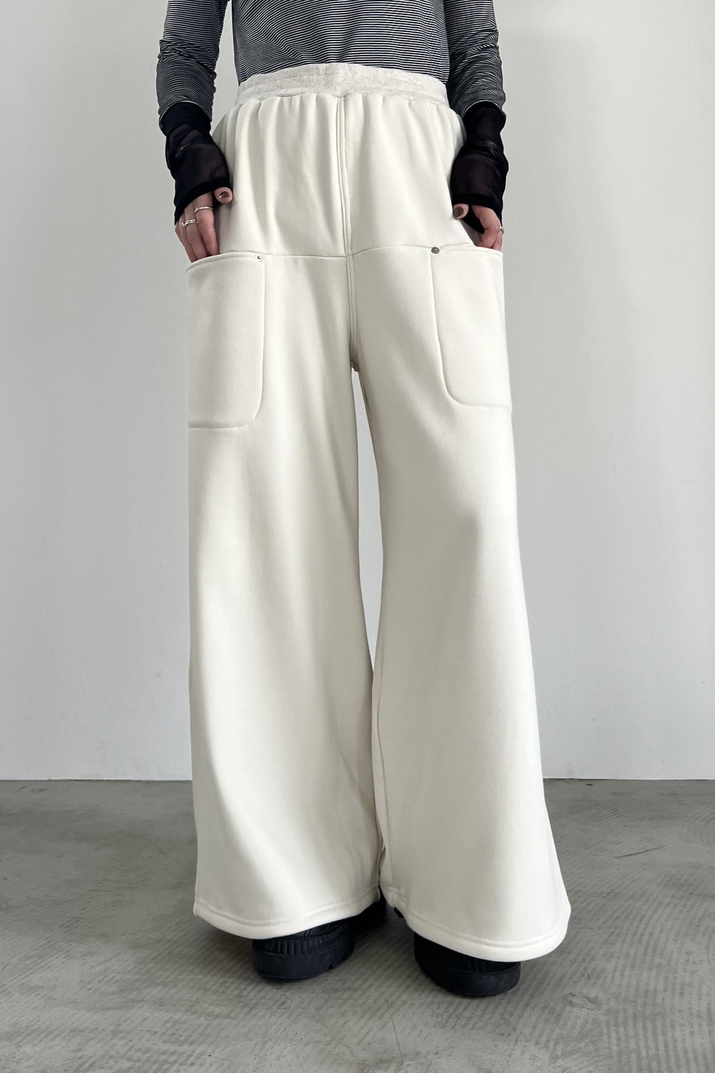 ボンバーヒートワイドパンツ　F2162