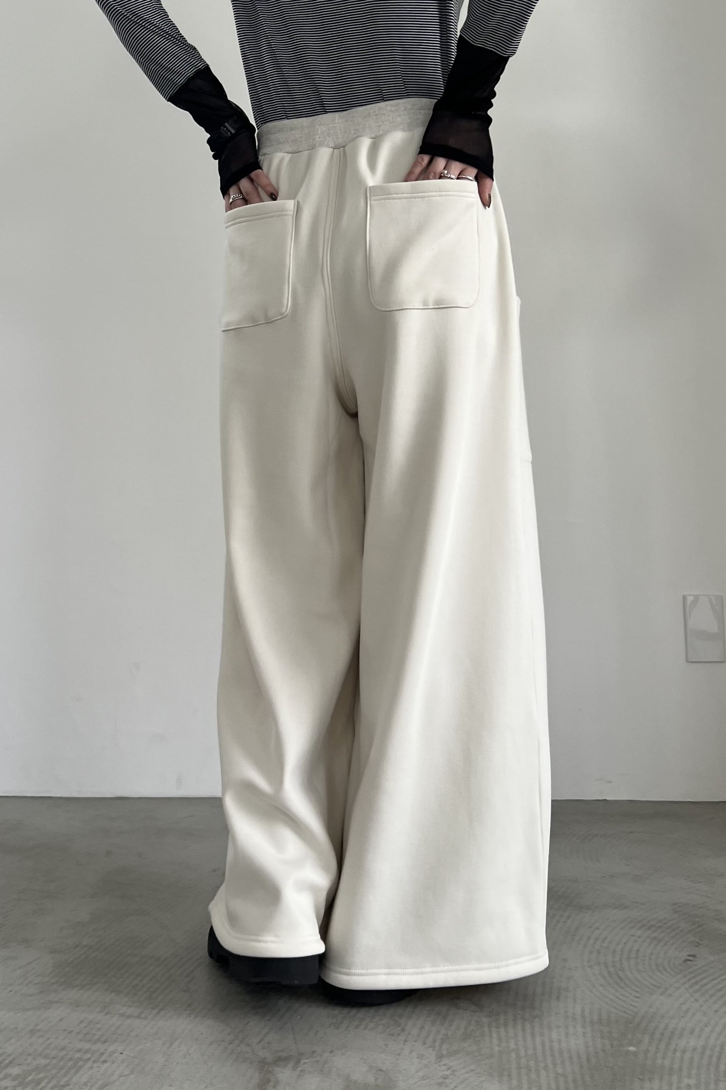 ボンバーヒートワイドパンツ　F2162