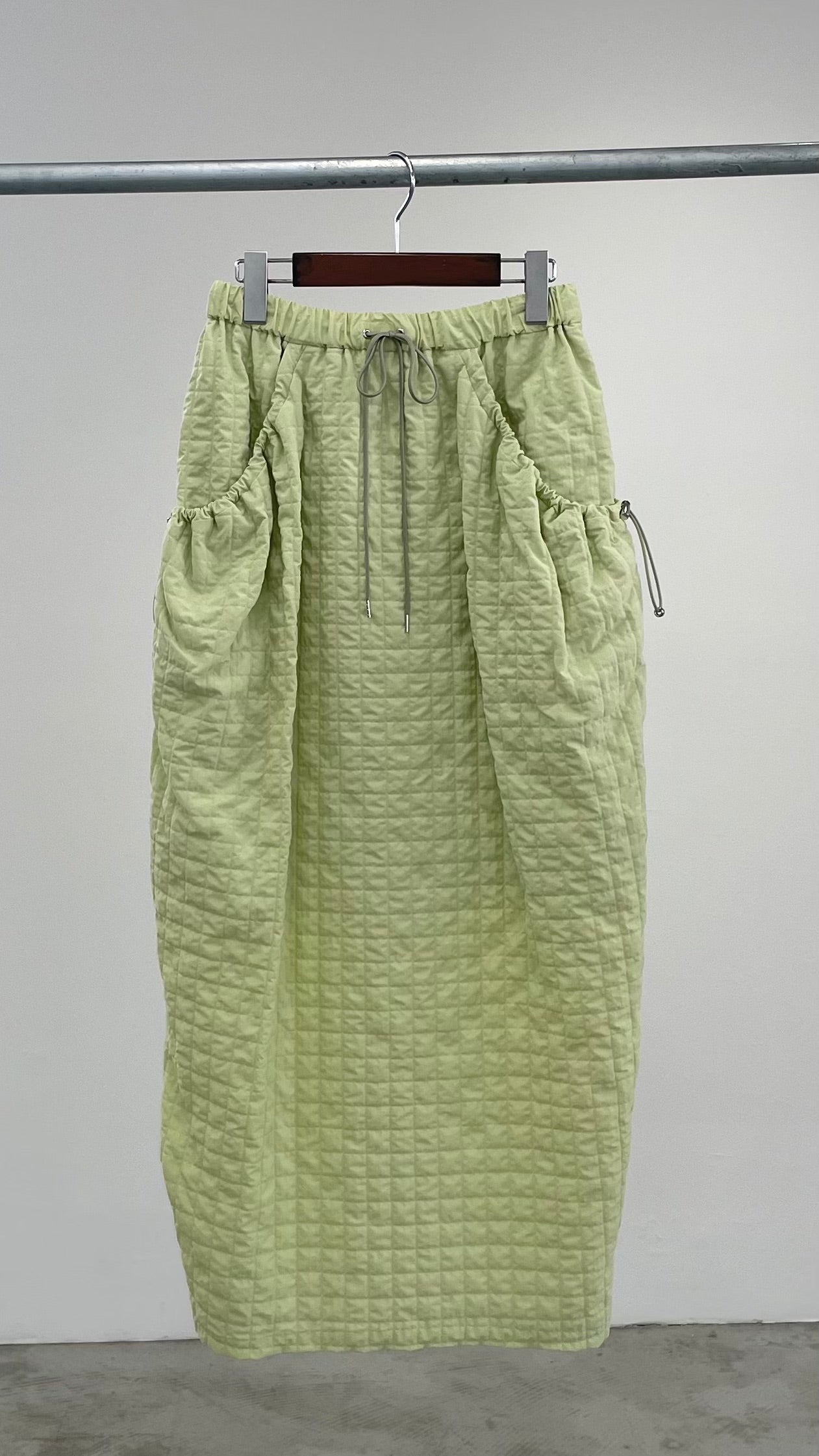 エンボスナイロンコクーンスカート　F2129