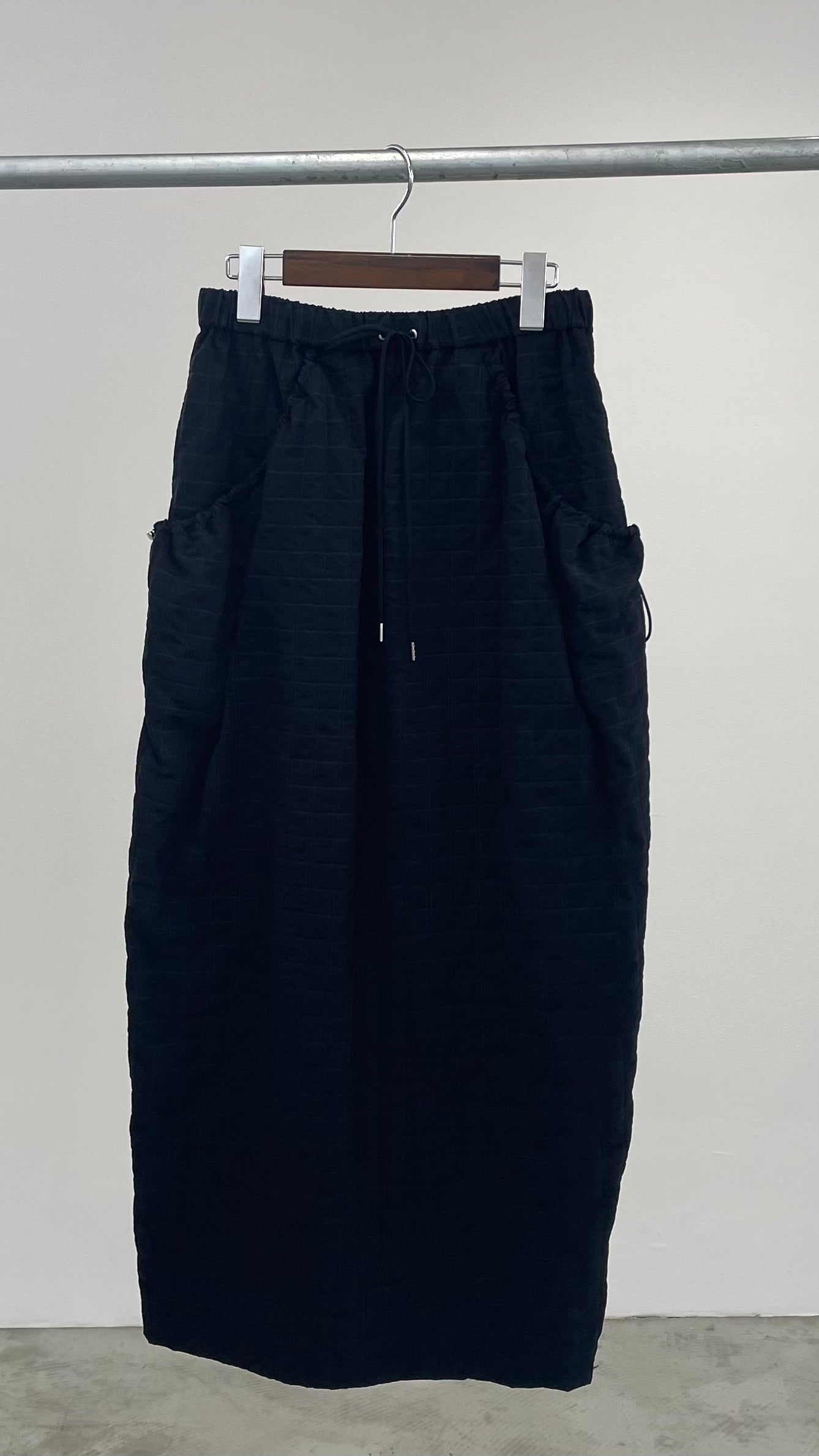 エンボスナイロンコクーンスカート　F2129