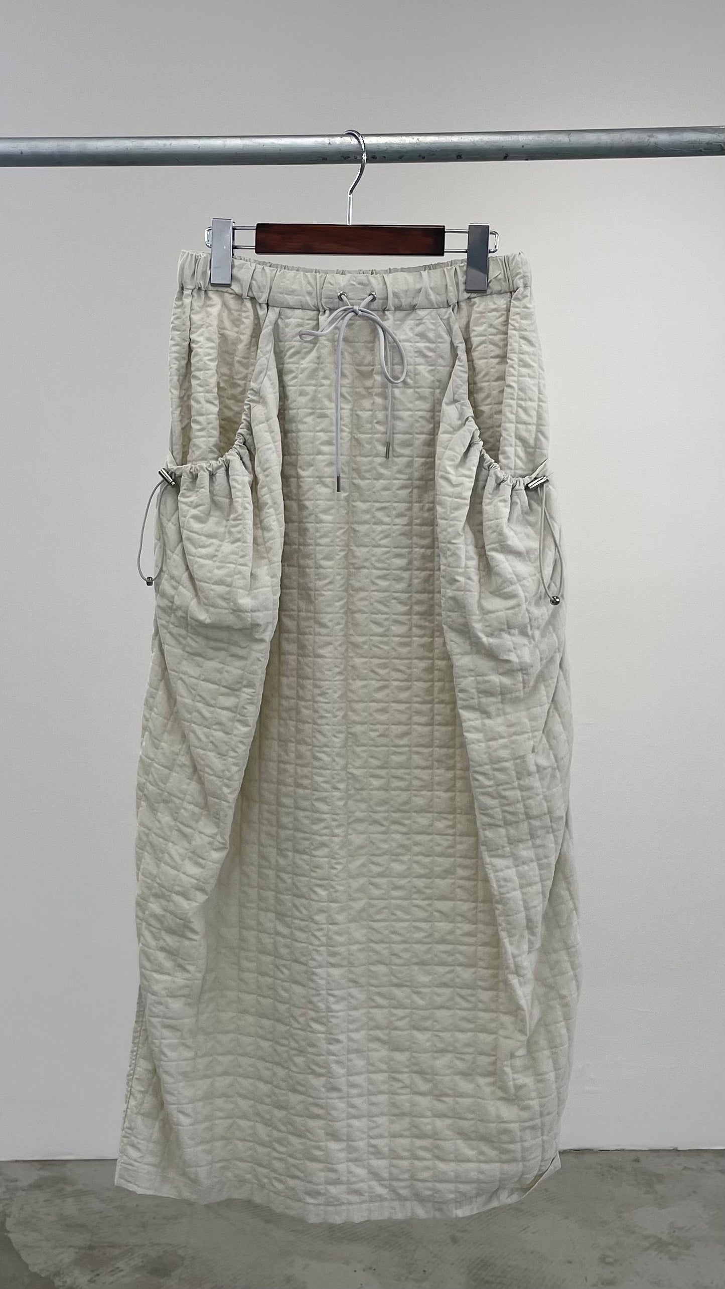 エンボスナイロンコクーンスカート　F2129